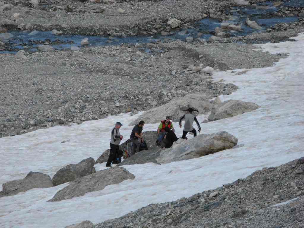 Mínima pendiente y rocas donde fue a parar un montañero que resbaló y resultó herido, bajo el lago helado del Monte Perdido. Foto: Mariano Yenes