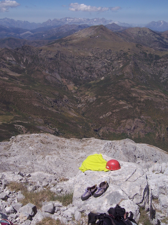 Disfrutando de las vistas tras la escalada, Picos de Europa al fondo. Foto:PabloFR