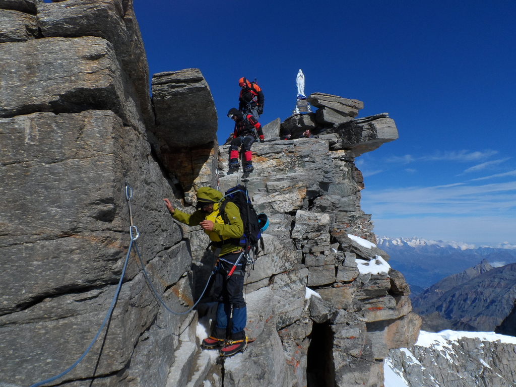 Repisa minúscula de roca por la que acceder a cumbre. Foto: Rodro.