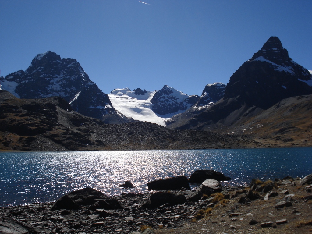 Glaciar del Tarija desde laguna Chiarkhota. Foto:Ángel