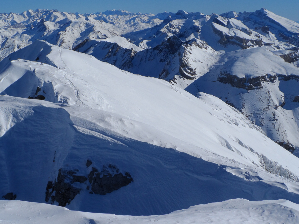 Vista desde cumbre del Bisaurín, a la derecha en segundo plano Macizo de Bernera. Foto:Rodro.