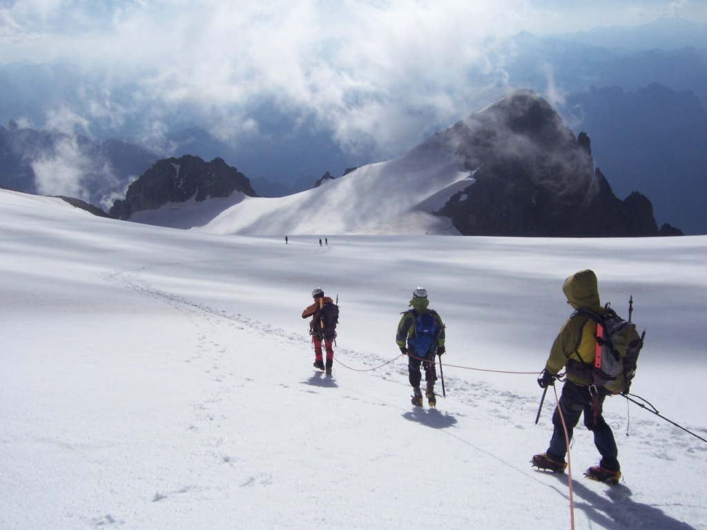 Bajando de la cumbre, sobre el plató glaciar y el Petit Pelvoux. Foto:PabloFR