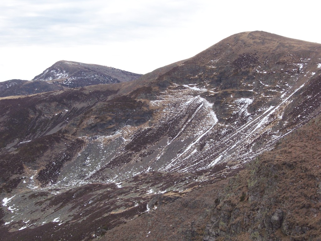 Vista del Trigaza Sur y el San Millán al fondo, desde las inmediaciones de la cumbre Norte.