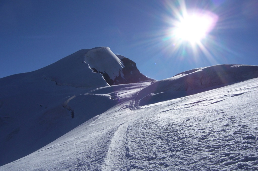 Condiciones perfectas, buen tiempo y nieve dura en la imponente cresta. Al fondo la cumbre. Foto:PabloFR