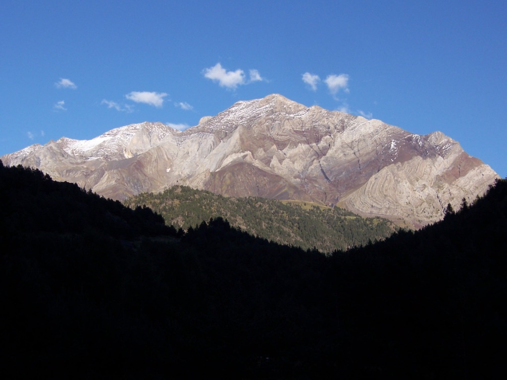 Fabulosa mole del segundo pico más alto de Pirineos